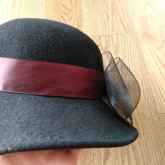 Vintage Black Wool Felt Hat w Large Mesh Bow, Burgundy Ribbon & Feathers 21.25" - Picture 6 of 9